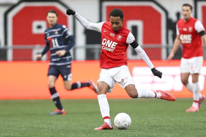 同时借助冠 同时借助冠